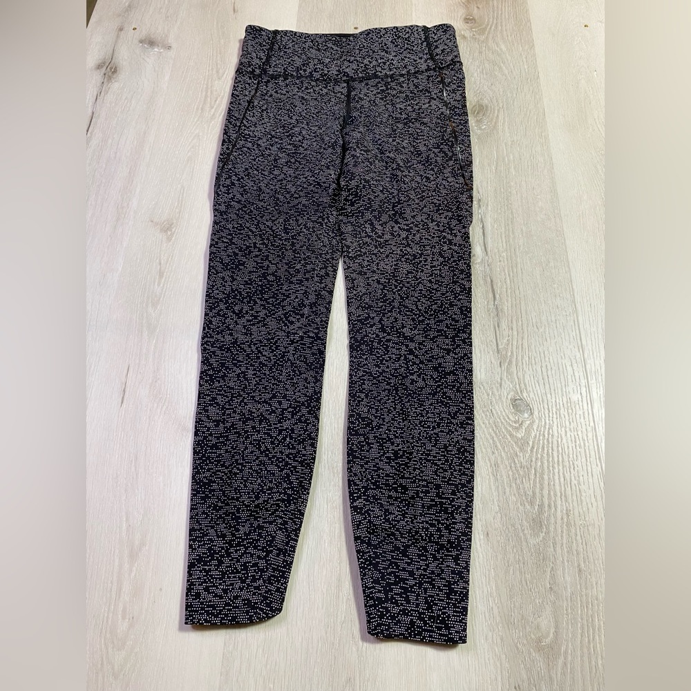 Lululemon Quick Pace 7/8 Tight (25")
Soundwave White Black, Size 4